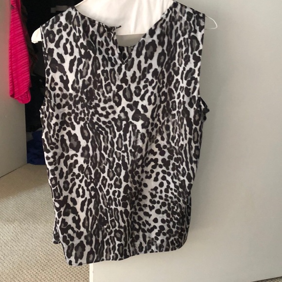 Sleeveless leopard silky too - Picture 2 of 4